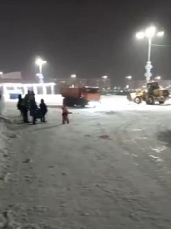 Детская горка в Кузбассе вела под колёса грузовиков