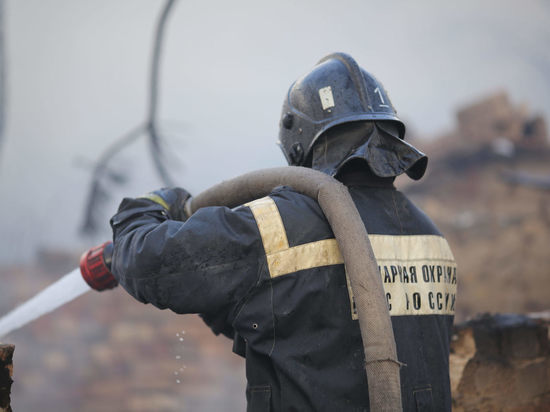 В Волгоградской области сгорел деревянный дом, пострадал человек