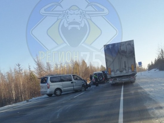 Hyundai и люксовый внедорожник столкнулись на трассе в Забайкалье