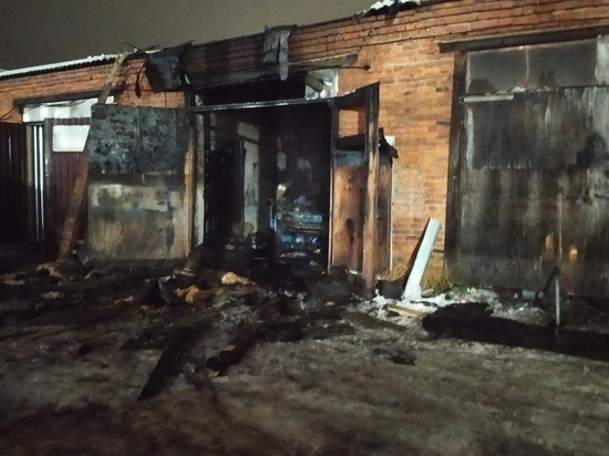 В Ярцево несколько часов тушили гараж с машиной внутри