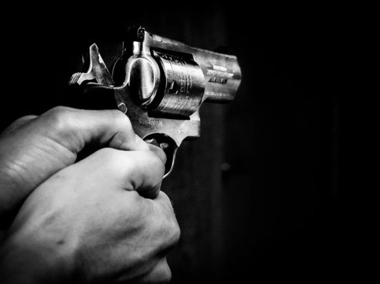 В Тарко-Сале мужчина с травматическим пистолетом угрожал соседу расправой