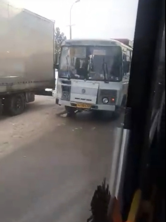 Маршрутка протаранила фуру в Кемерове