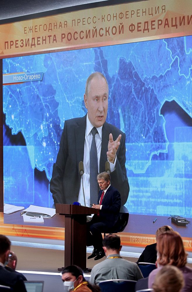 Пресс-конференция Владимира Путина: оригинальные плакаты и яркие лица