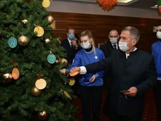 Минниханов исполнит мечту юного хоккеиста о спортивной сумке