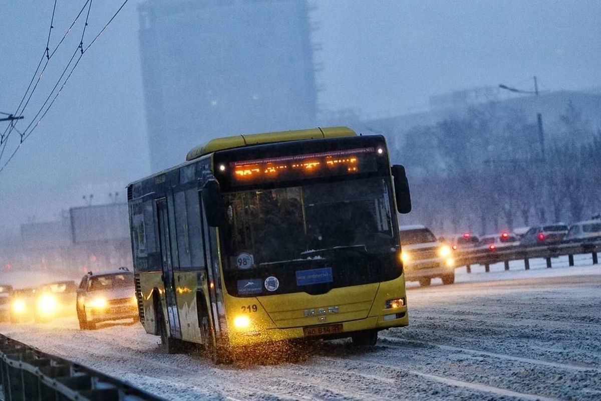 Зимний транспорт. Транспорт зимой. Общественный транспорт зима. Автобус в снегопад. Городской транспорт зимой.