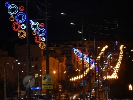 Коммунальщики Магадан заканчивают украшение города к Новому году