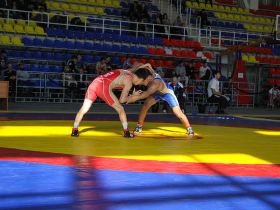 На Всероссийские соревнования по борьбе в Хакасии позвали зрителей
