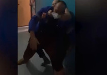 Житель Новосибирска избил врача-реаниматолога из бригады скорой помощи за отказ надеть бахилы на входе в квартиру, пишет Life Shot