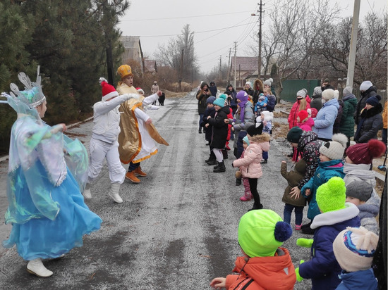 Дети прифронтового района Донецка получили подарки от Святого Николая