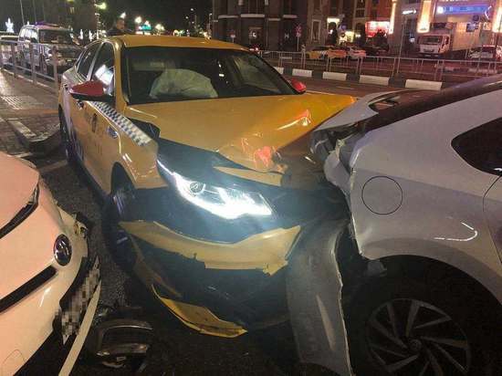 В Сочи лишенный прав водитель врезался в припаркованные авто