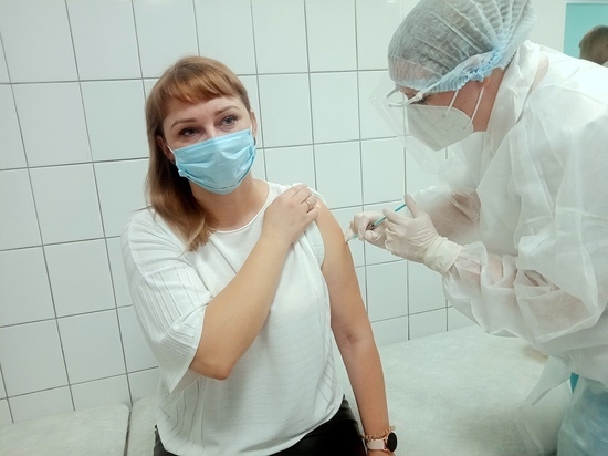В Ноябрьске стартовала добровольная вакцинация медиков от COVID-19