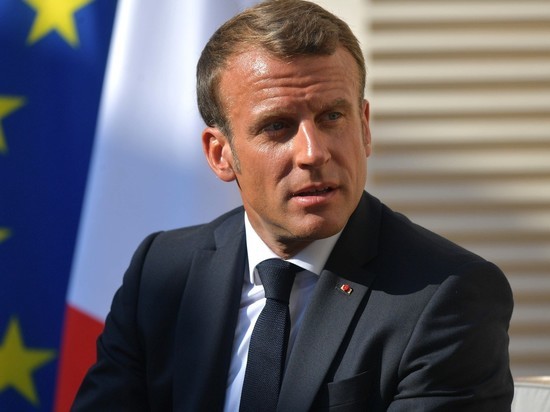 Целый ряд политиков ушел на самоизоляцию после контакта с президентом Франции