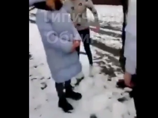 Школьницы жестоко избили девочку в Боровске и сняли на видео