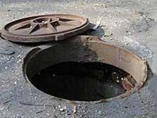 В калмыцкой столице в канализационный люк свалился 8-летний ребенок