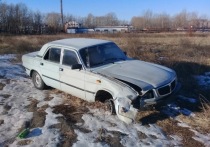 Полицейские в Краснокаменске задержали угонщиков, один из которых после ДТП на похищенной машине забыл мобильник и банковскою карту в салоне авто