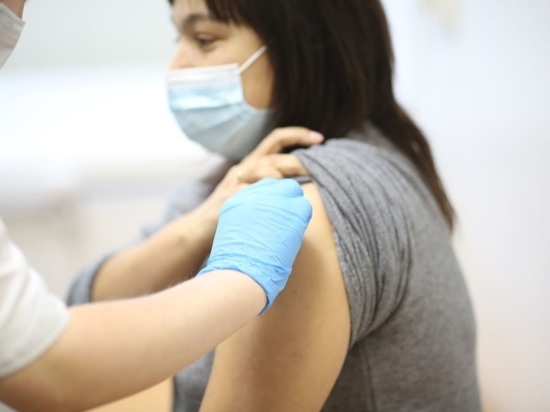 Кому запрещено делать прививку от COVID-19, предупредили в Минздраве