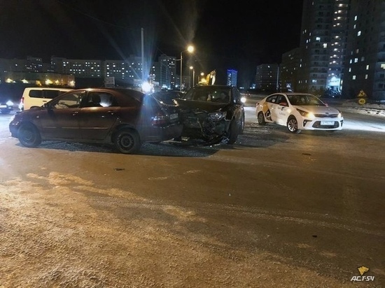 Драка участников массового ДТП в Новосибирске попала на видео