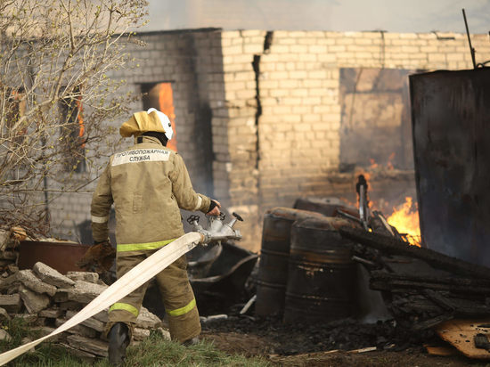В Волгограде сгорел кирпичный дом, есть пострадавший