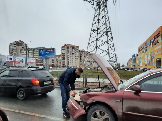 ДТП произошло в Пскове на мосту Александра Невского