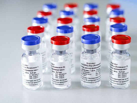 Во Франции разгорается скандал вокруг прививок от коронавируса: граждане не доверяют