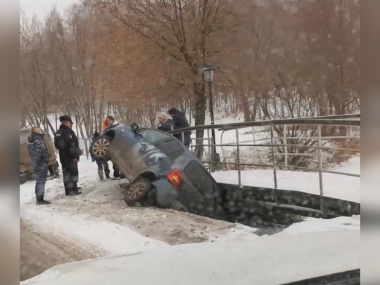 Легковушка улетела под пешеходный мост в Рязани