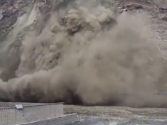 Появилось видео обрушения горы на дорогу в Дагестане