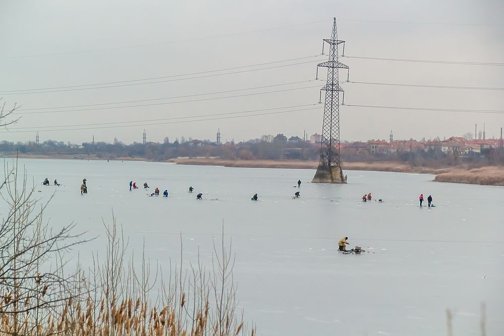 В Донецке рыбаки вышли на лед в плюсовую температуру