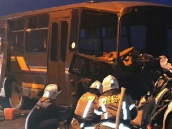 На Кубани столкнулись автобус с призывниками и легковой автомобиль