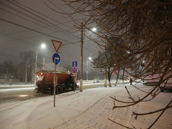 В Волгограде 75 спецмашин задействованы в уборке улиц и тротуаров