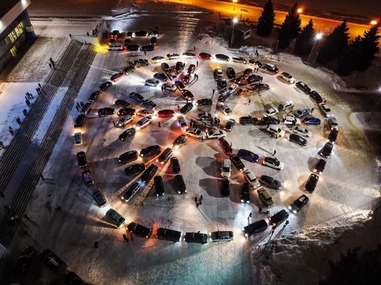 Рыбинские автолюбители построили снежинку из авто