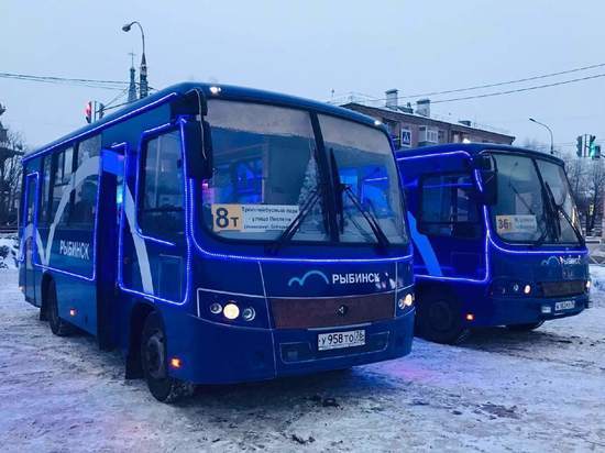 В Рыбинске на маршрут вышли два новогодних автобуса