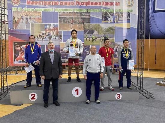 Якутянин выиграл золото Всероссийских соревнований по вольной борьбе и получил звание мастера спорта России