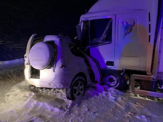 В снегопад на Кубани столкнулись легковушка и грузовик, погибли четыре человека