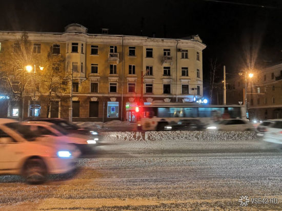 Кемеровский пешеходный переход стал представлять опасность после уборки снега