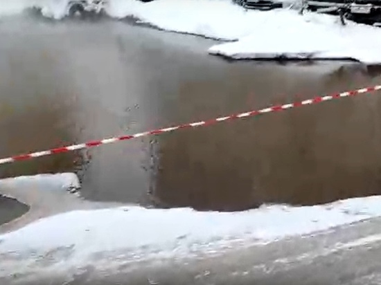Горячие источники: улицу в Ноябрьске залило кипятком из-за аварии