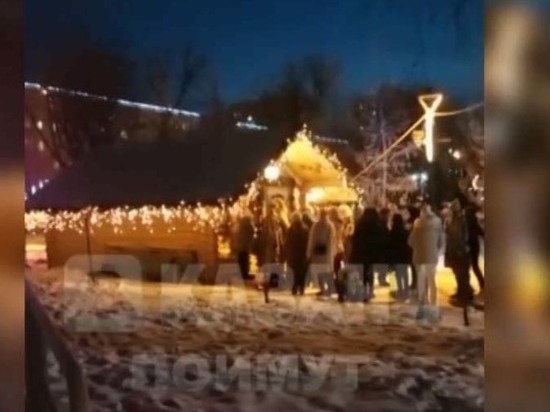 Жителей Дербышек в Казани беспокоит столпотворение возле дома Деда Мороза