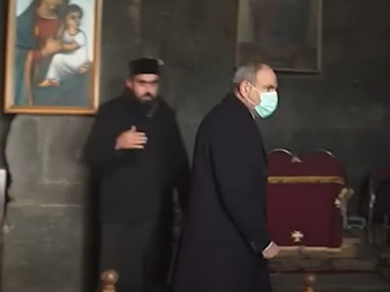 Появилось видео, как армянский священник выгнал Пашиняна из церкви