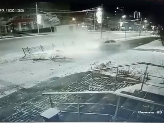 В Ижевске водитель легковушки снес ограждение и несколько деревьев