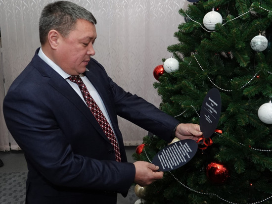Спикер парламента Ямала подарил девочке из многодетной семьи гироскутер