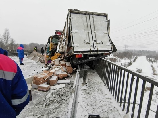 Возле Екатеринбурга образовались многочасовые пробки из-за смертельного ДТП
