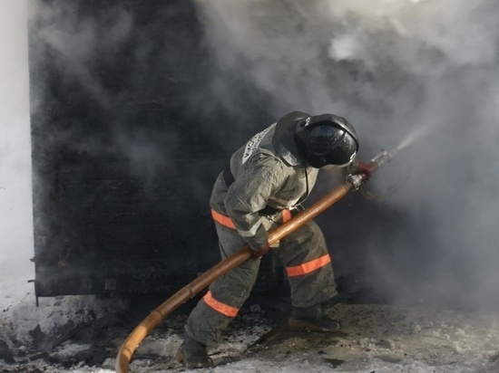 Колымские огнеборцы потушили горящий гараж в Сусумане