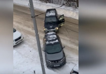 В Новосибирске местный житель, отгородивший себе «свое» парковочное место возле жилого дома, взбесился и оттащил чужую машину, которая перегородила ему доступ к «его» территории