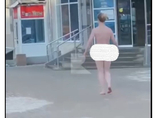 На улице Татарской в Рязани сняли на видео голую девушку