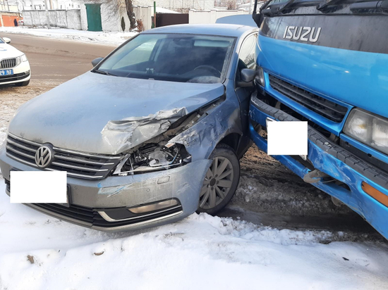 В Рязани грузовик врезался в легковушку, пострадал человек