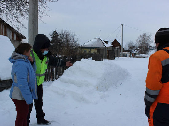 Кузбассовцы построили для детей опасную снежную горку