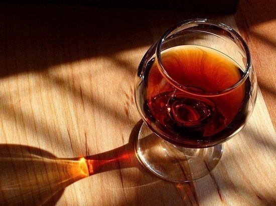 Пять лет кузбассовцам продавали спирт с красителями под видом коньяка