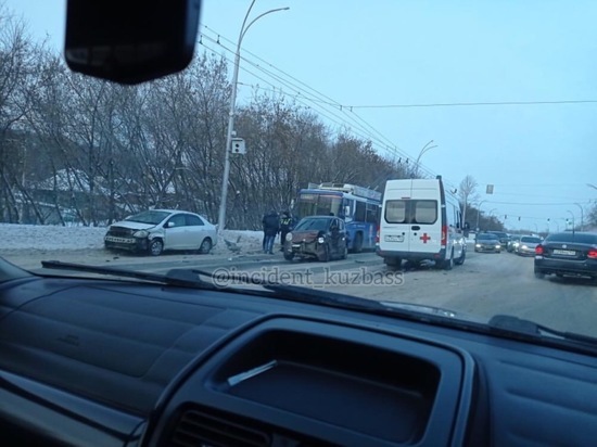 Серьёзная авария случилась на Кузбасском мосту в Кемерове
