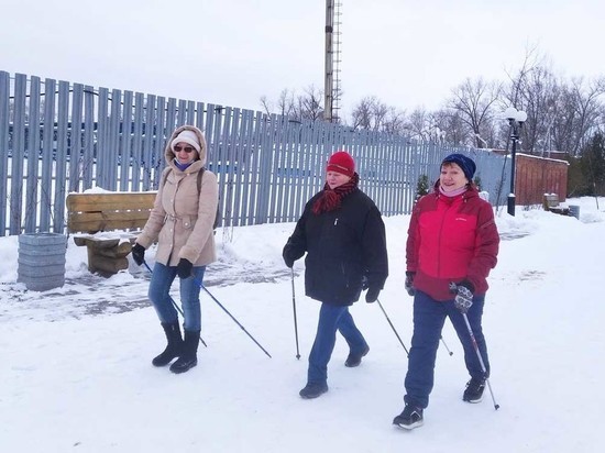 Котовчанки получили в подарок от главы города комплекты для скандинавской ходьбы