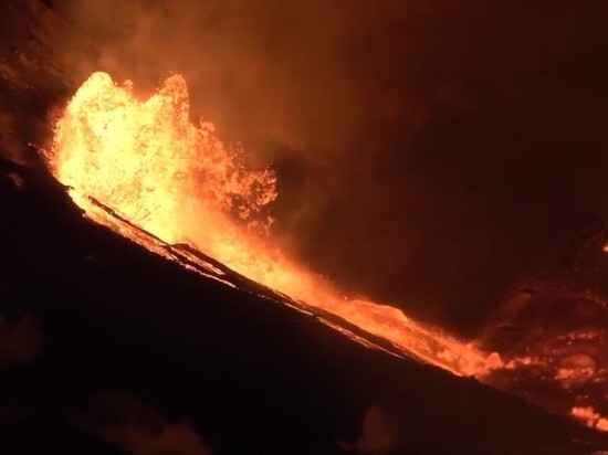 Проснувшийся на Гавайях вулкан Килауэа привлек тысячи туристов