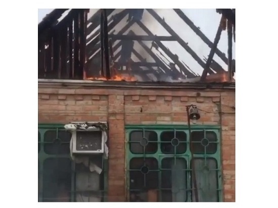 В пожаре на Ростовском шоссе из горящего здания вывели женщину с ребенком
